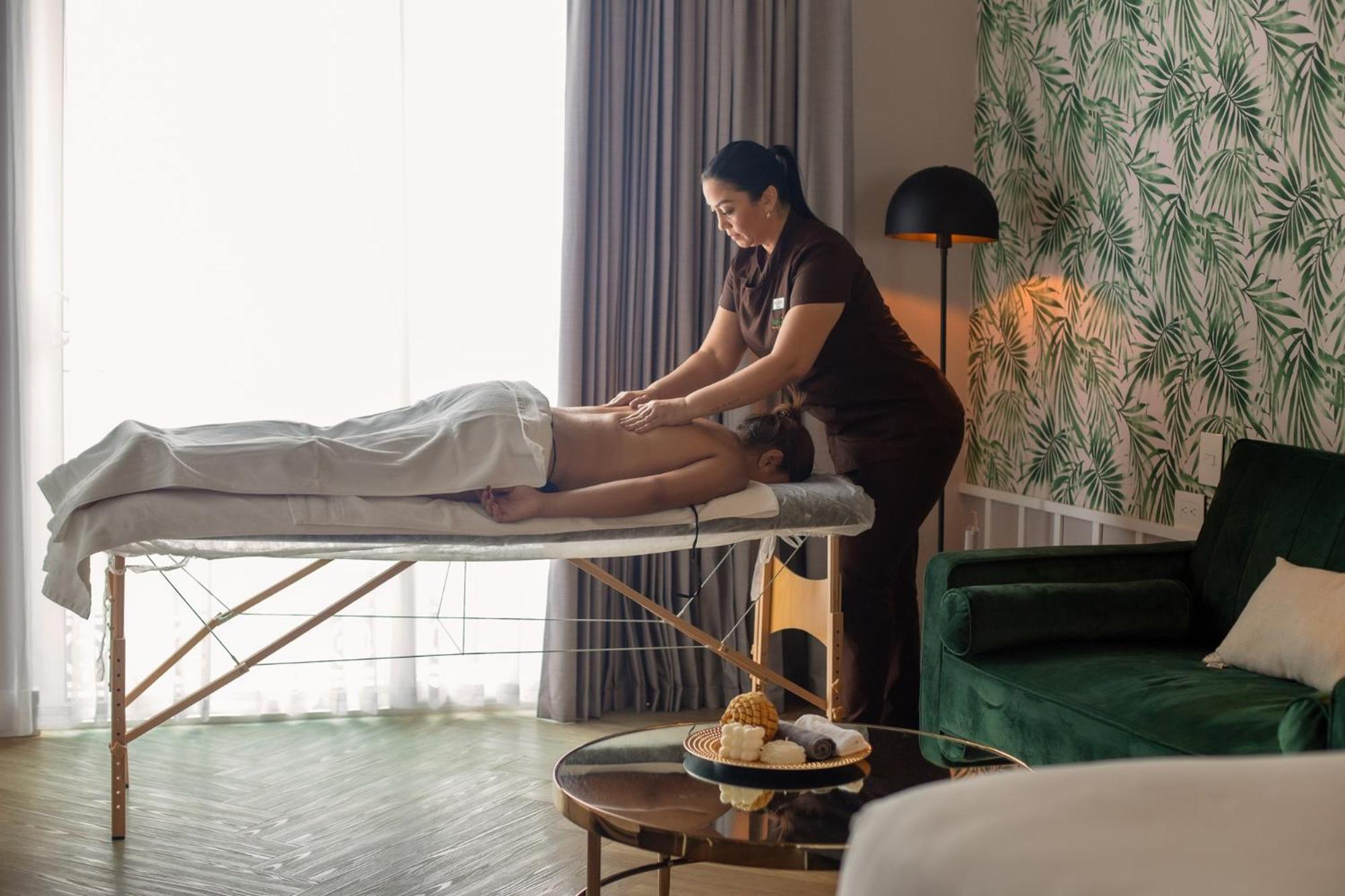 Faranda Collection Barranquilla, A Member Of Radisson Individuals Hotel บาร์รังกีญา ภายนอก รูปภาพ A massage therapist at work
