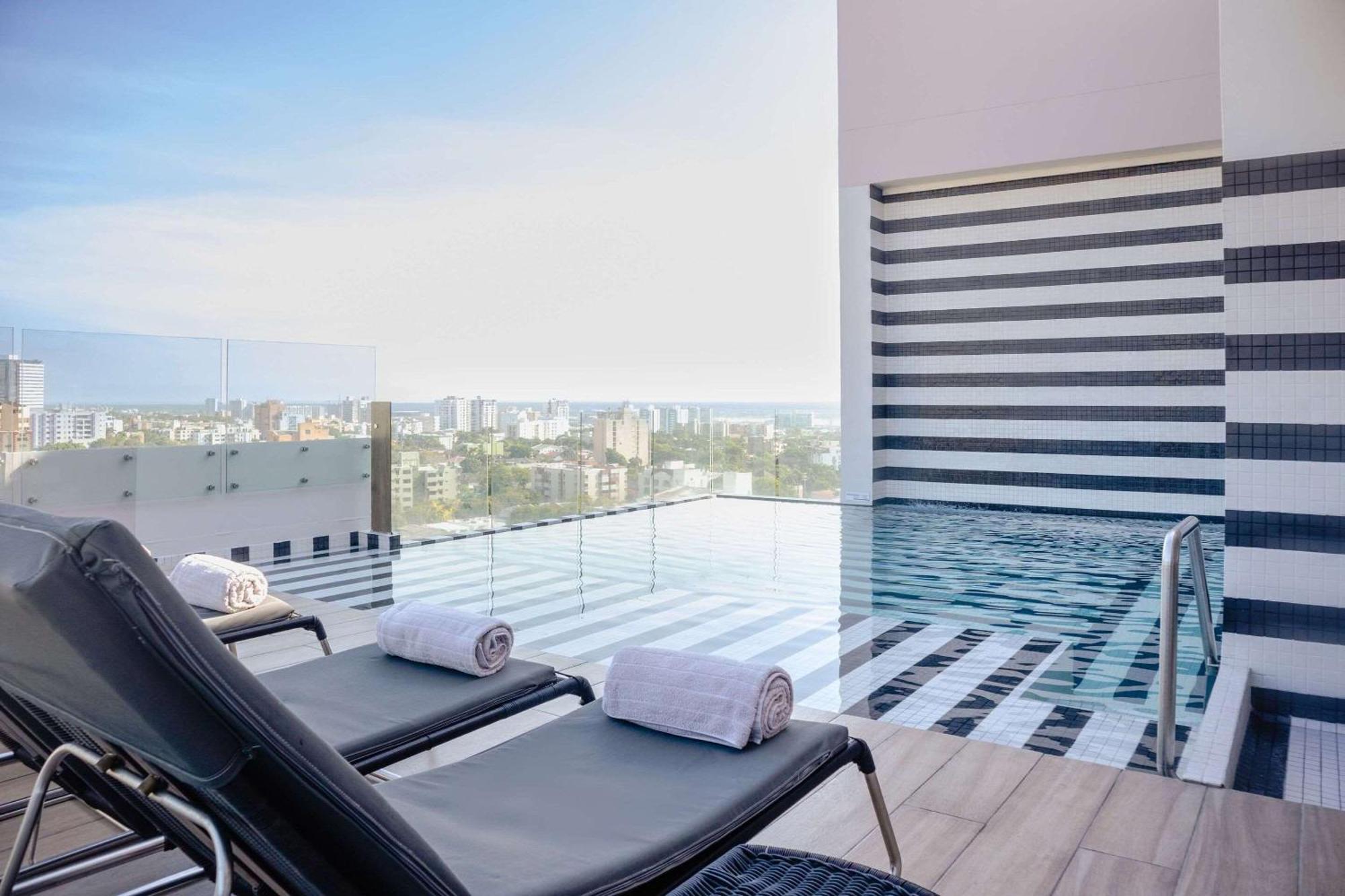 Faranda Collection Barranquilla, A Member Of Radisson Individuals Hotel บาร์รังกีญา ภายนอก รูปภาพ Rooftop pool