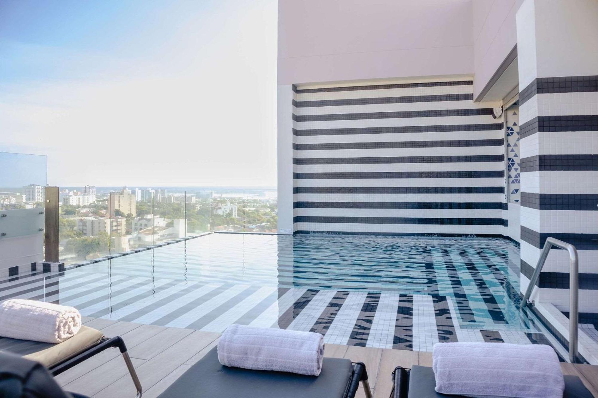 Faranda Collection Barranquilla, A Member Of Radisson Individuals Hotel บาร์รังกีญา ภายนอก รูปภาพ The rooftop pool at the hotel