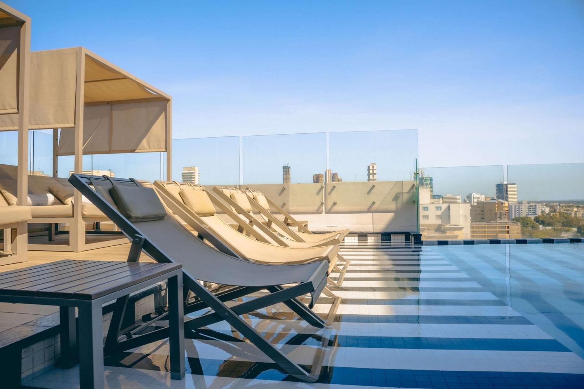 Faranda Collection Barranquilla, A Member Of Radisson Individuals Hotel บาร์รังกีญา ภายนอก รูปภาพ Rooftop pool at the hotel