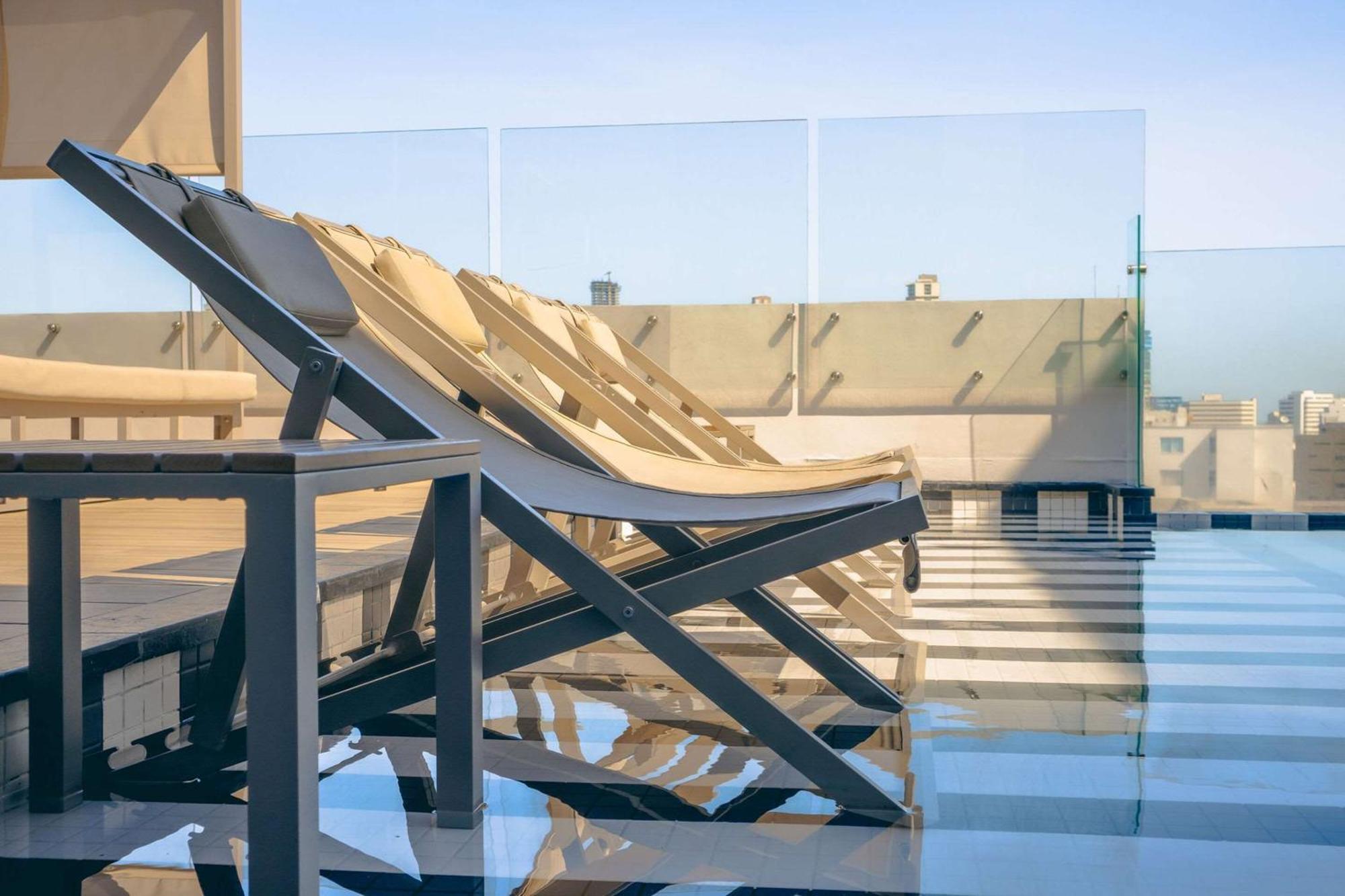Faranda Collection Barranquilla, A Member Of Radisson Individuals Hotel บาร์รังกีญา ภายนอก รูปภาพ The rooftop pool at the hotel
